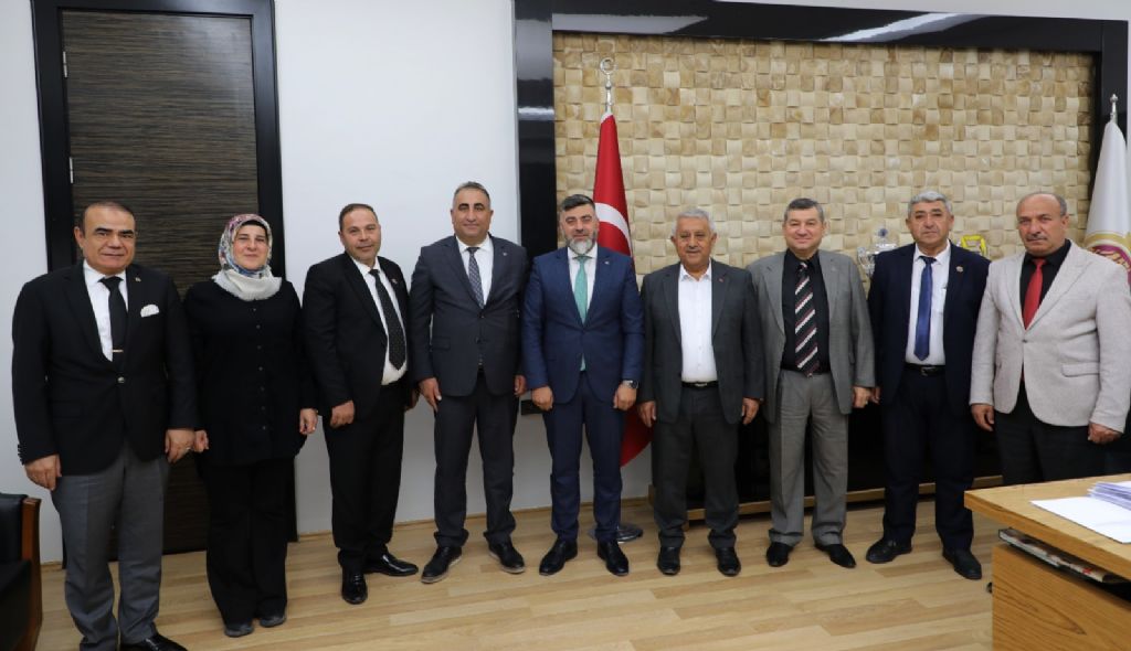 Afyonkarahisar Muhtarlar Derneği Başkanı Suat Uygur ve beraberindekileri kabul eden