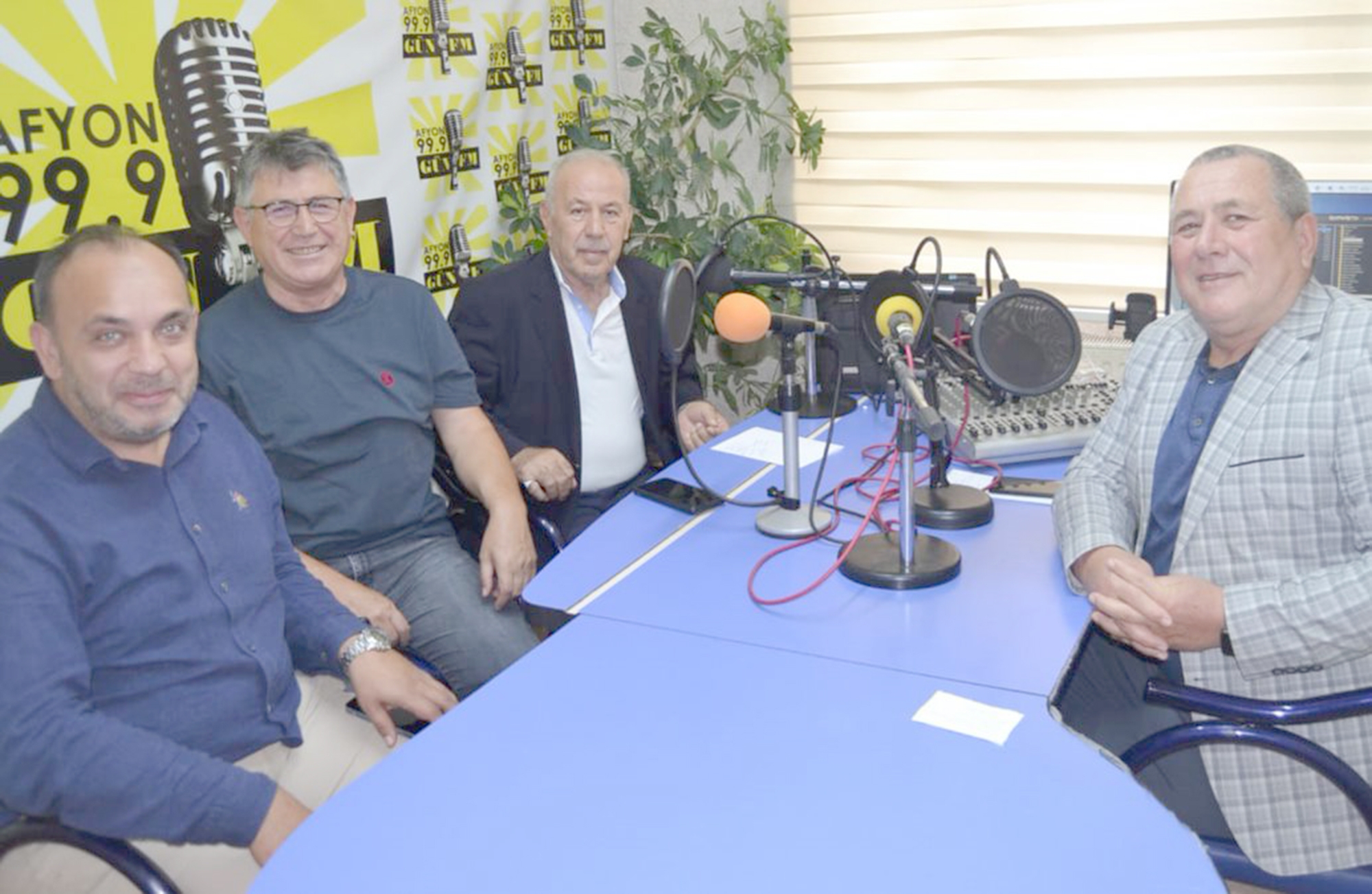   Gün FM’de yayınlanan Basın Odası programında Gazeteciler İsmail Akar,