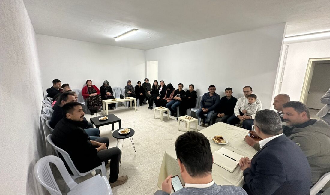 Emirdağ ilçesinde vatandaşlarla mahalle toplantısında bir araya gelen Belediye Başkanı