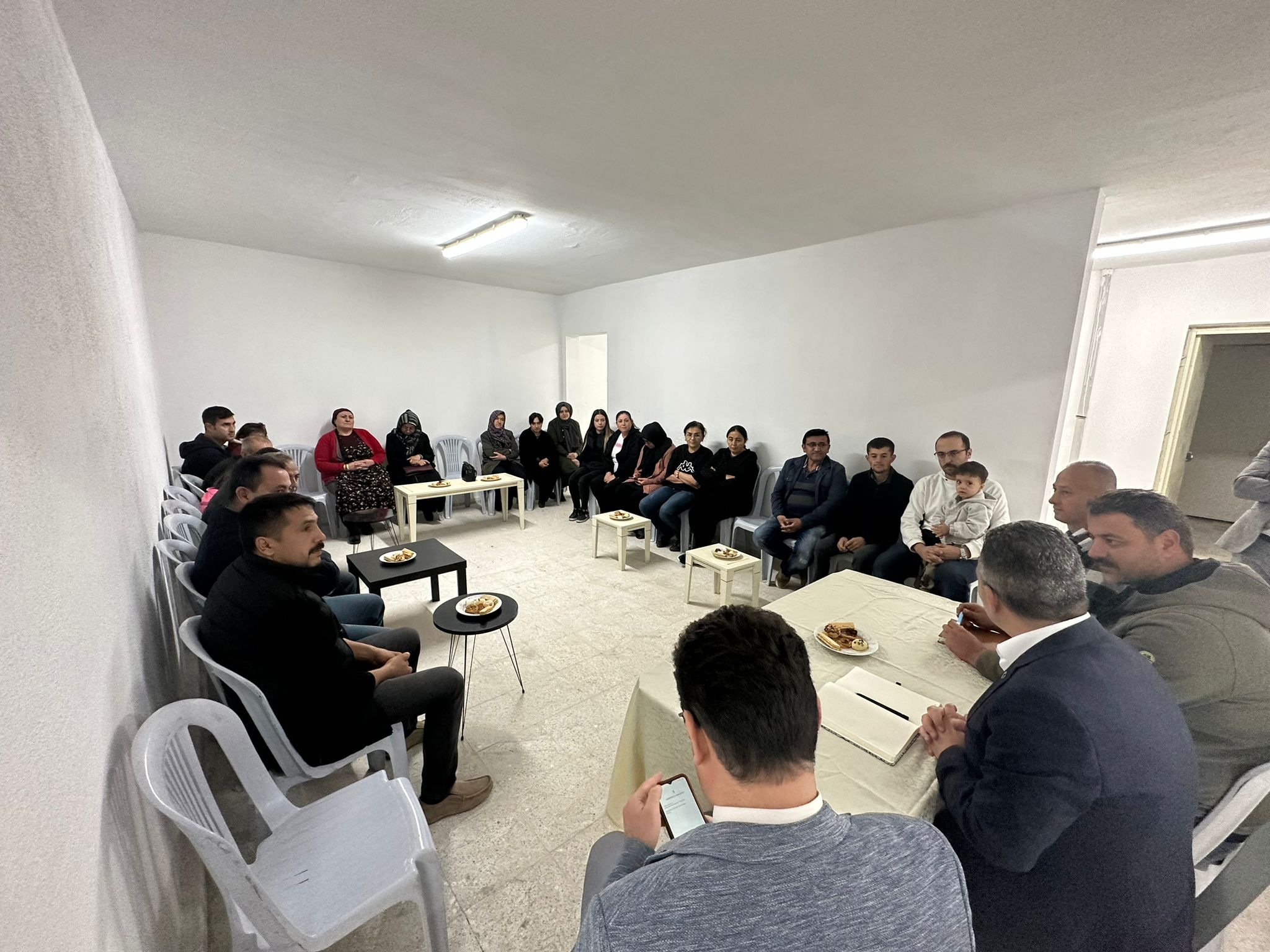 Emirdağ ilçesinde vatandaşlarla mahalle toplantısında bir araya gelen Belediye Başkanı