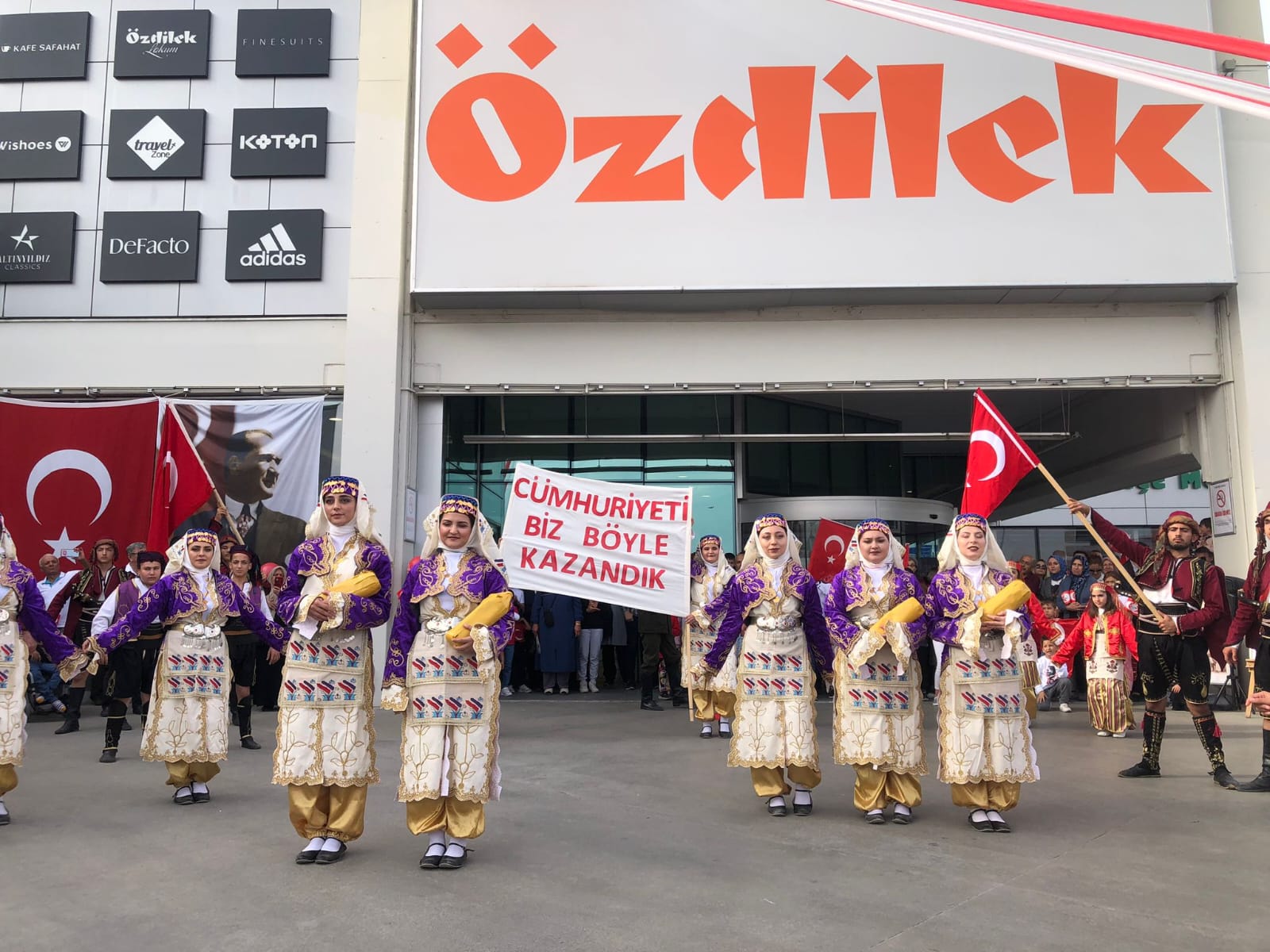 Özdilek Afyonkarahisar, Cumhuriyet Bayramı’mızın 100. yılına özel düzenlendiği etkinliklerle misafirlerine