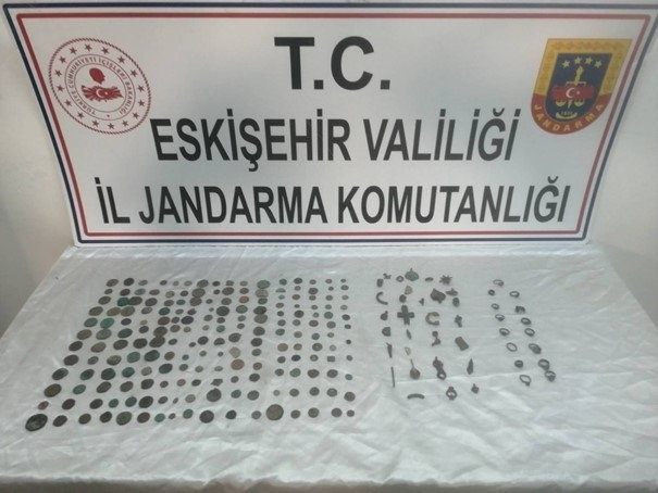 Afyonkarahisar’dan Eskişehir’e gelen 3 şüpheli, satmak istedikleri 235 parça tarihi
