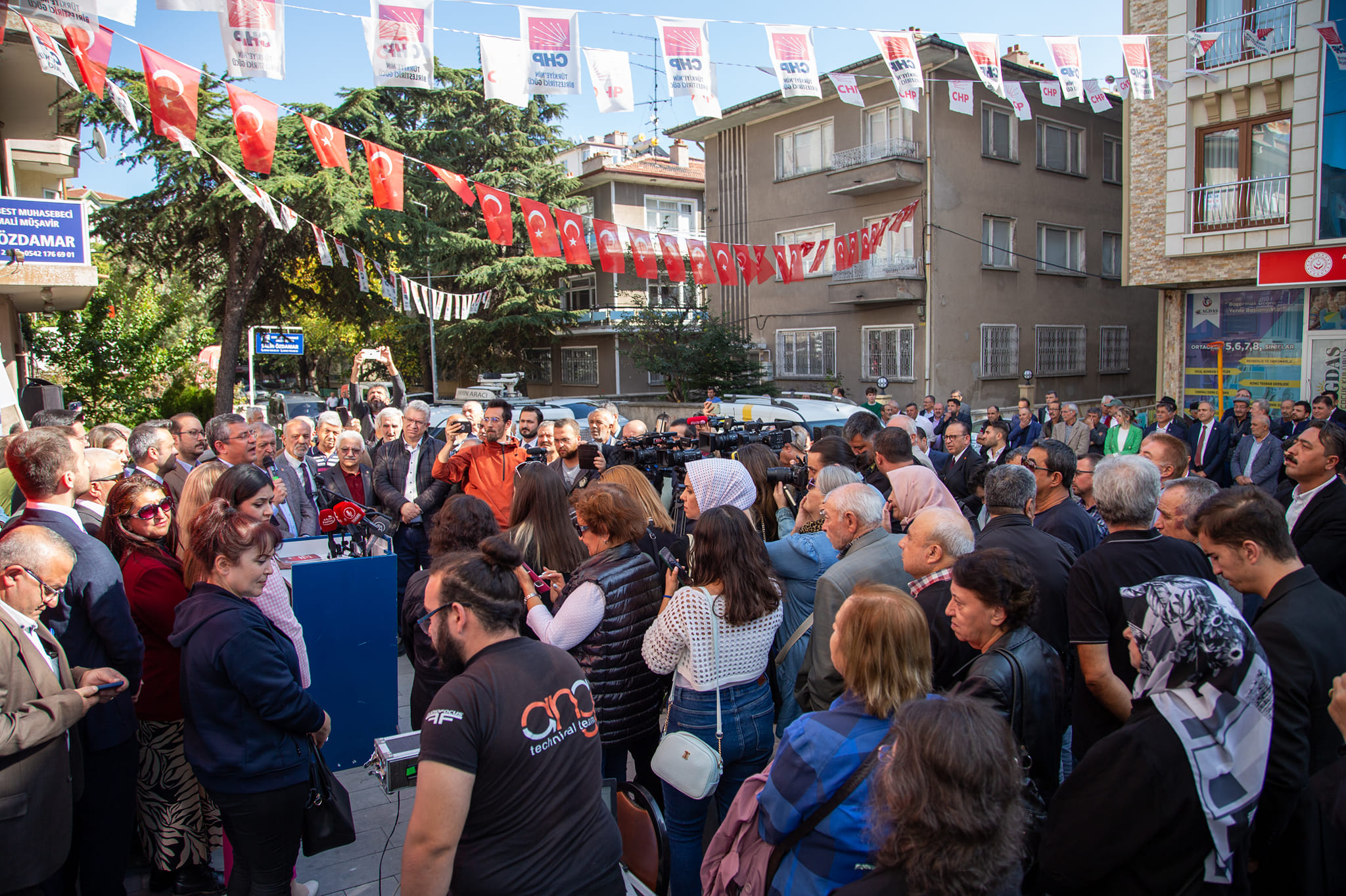 Afyonkarahisar’da CHP İl Başkanlığı önünde vatandaşlara seslenen CHP Genel Başkan