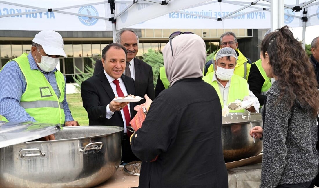 Afyon Kocatepe Üniversitesi (AKÜ) 2023-2024 akademik yılının başlangıcında Rektörlük önünde