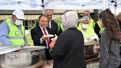 Afyon Kocatepe Üniversitesi (AKÜ) 2023-2024 akademik yılının başlangıcında Rektörlük önünde