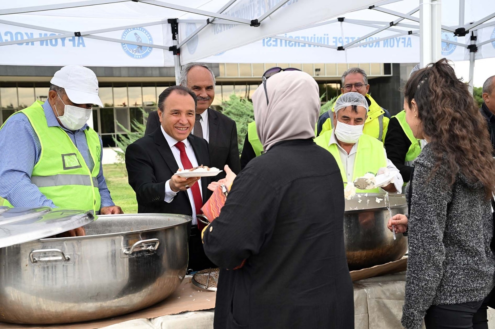 Afyon Kocatepe Üniversitesi (AKÜ) 2023-2024 akademik yılının başlangıcında Rektörlük önünde