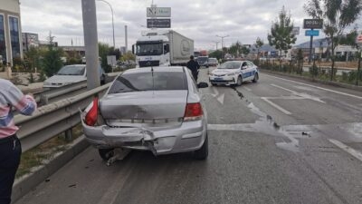 Afyon İzmir Karayolu köprü girişinde iki araç çarpıştı. Kazaya karışan