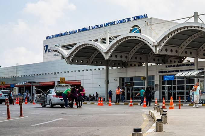 Antalya Havalimanı Apron bölgesinde elektrik kablo sistemindeki arıza nedeniyle uçuşlar