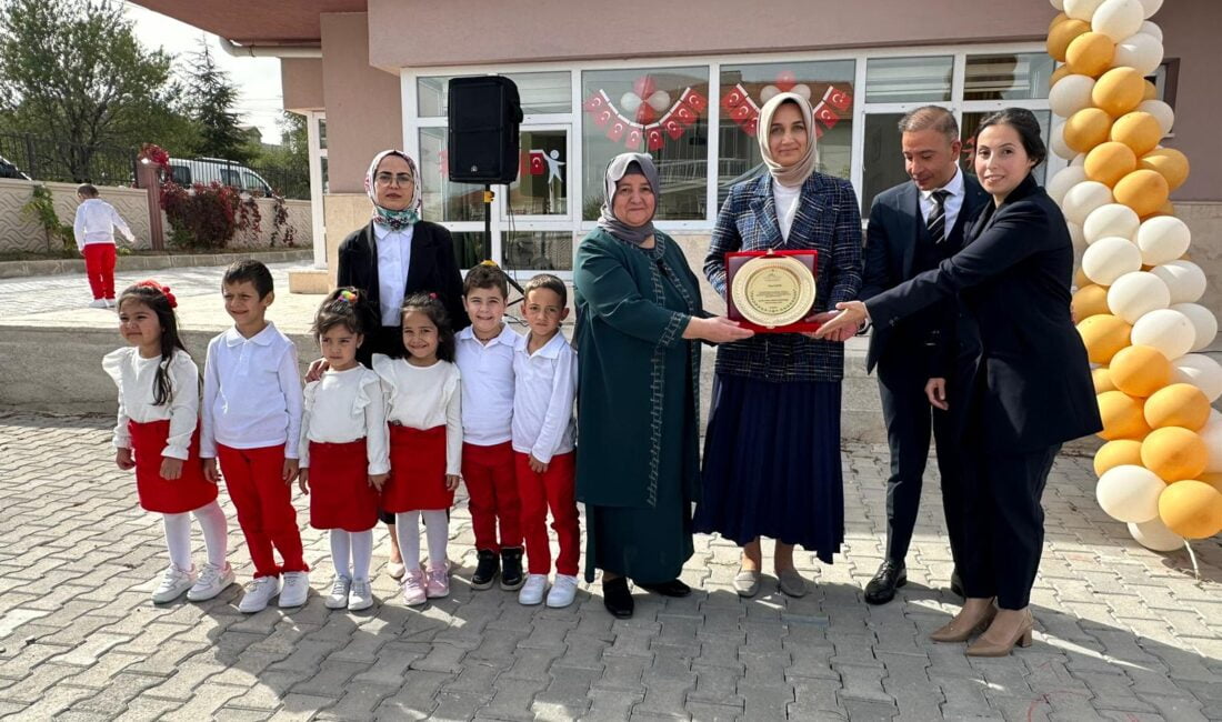 Afyonkarahisar Valisi Kübra Güran Yiğitbaşı, Emirdağ’da açılışı gerçekleştirilen Ensal-Mustafa Şahin