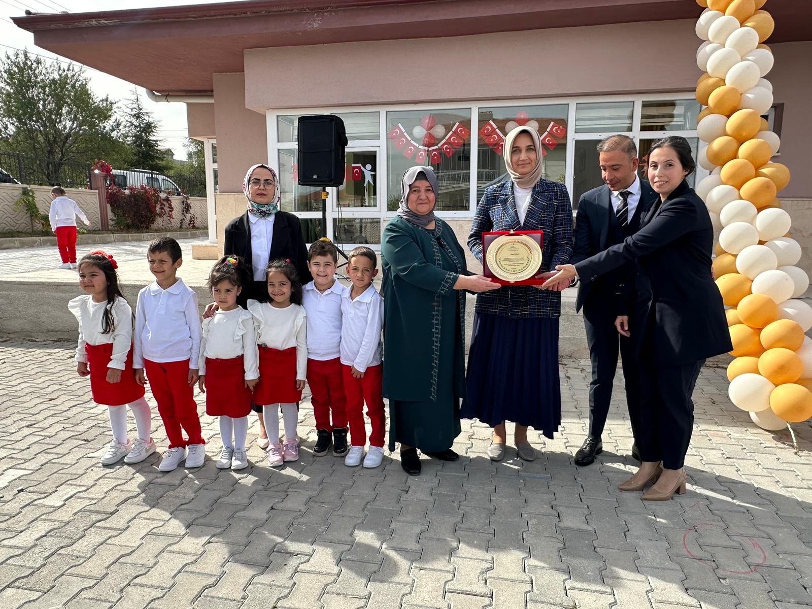 Afyonkarahisar Valisi Kübra Güran Yiğitbaşı, Emirdağ’da açılışı gerçekleştirilen Ensal-Mustafa Şahin