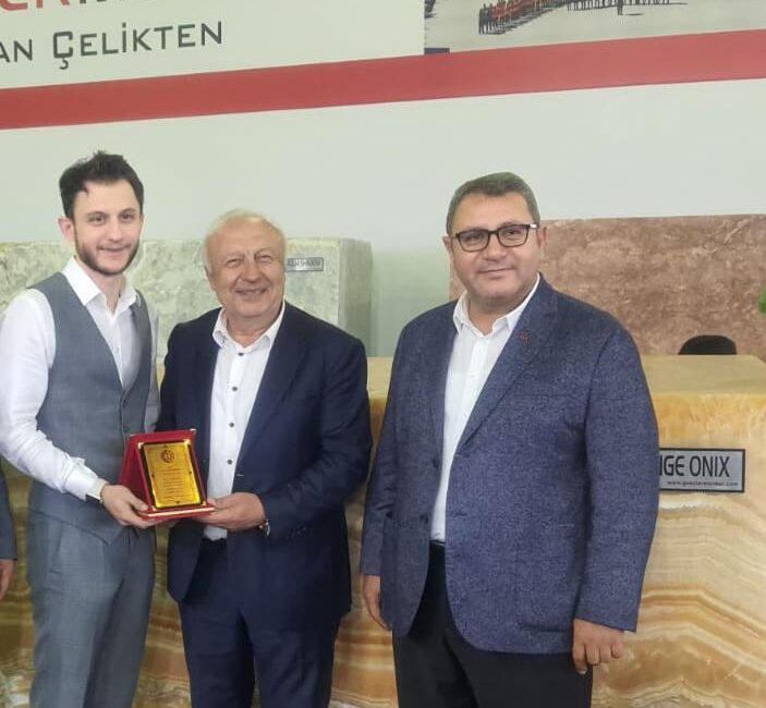 ATSO’dan Blok Mermer Fuarı’ndaki firmalara plaket Bursa 7.Uluslararası Blok Mermer Fuarı tüm hızıyla sürüyor. Fuara Afyonkarahisar’dan