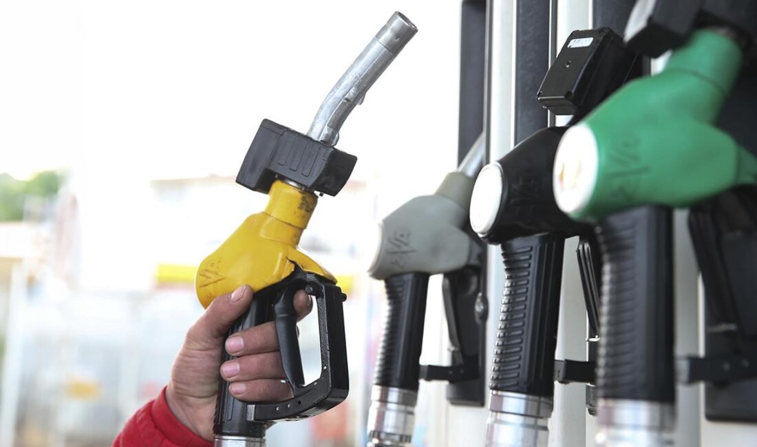 Petrol fiyatlarındaki gerileme nedeniyle akaryakıta indirim geliyor. Bu gece yarısından