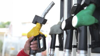 Petrol fiyatlarındaki gerileme nedeniyle akaryakıta indirim geliyor. Bu gece yarısından