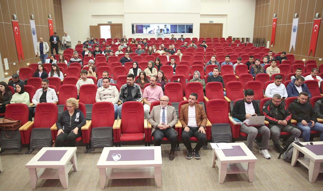 AKÜ Kulüp ve Toplulukları bilgilendirme toplantısında konuşan AKÜ Rektör Yardımcısı