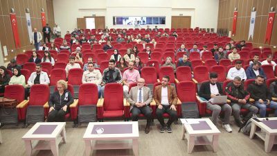 AKÜ Kulüp ve Toplulukları bilgilendirme toplantısında konuşan AKÜ Rektör Yardımcısı