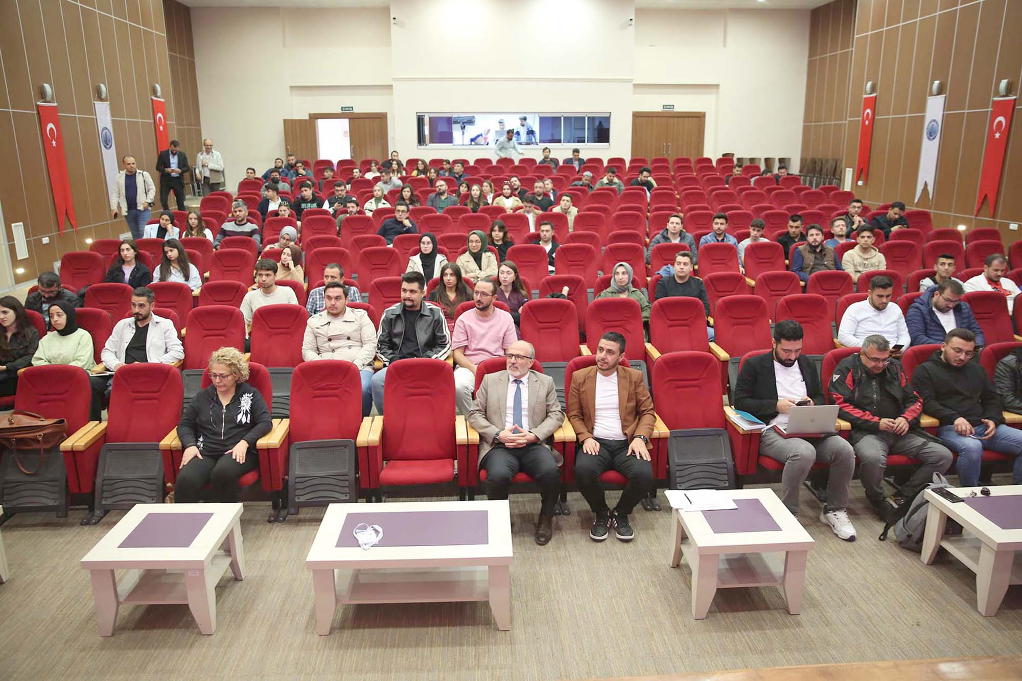 AKÜ Kulüp ve Toplulukları bilgilendirme toplantısında konuşan AKÜ Rektör Yardımcısı