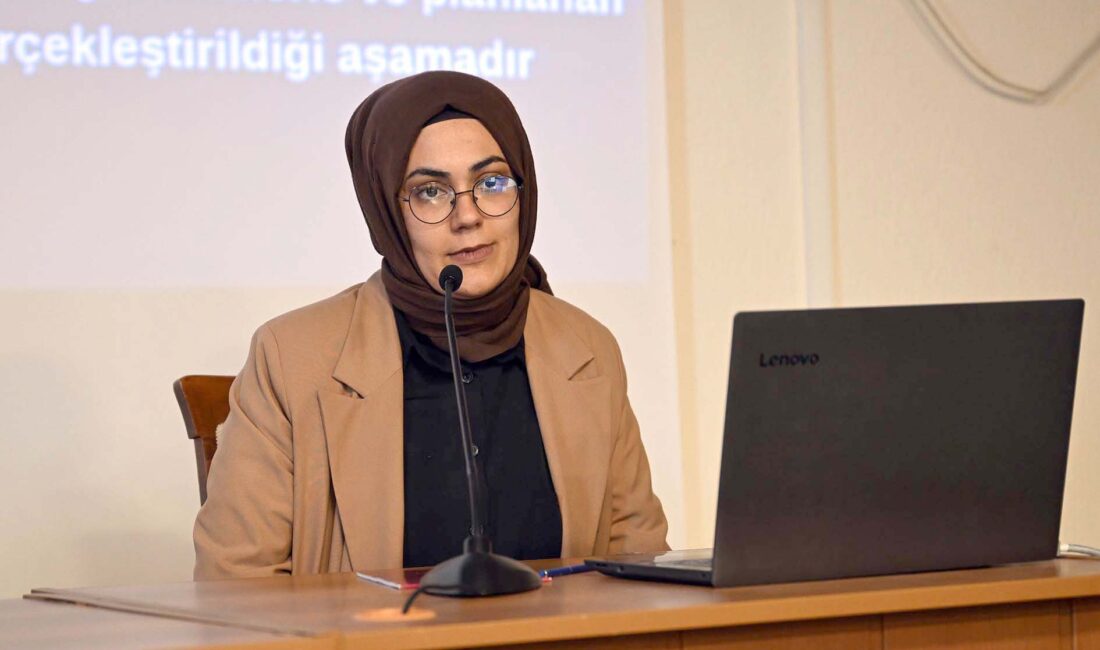 AKÜ öğrencilerine yönelik kalite süreçleri hakkında bilgilendirme toplantısı gerçekleştirildi.  Toplantıda
