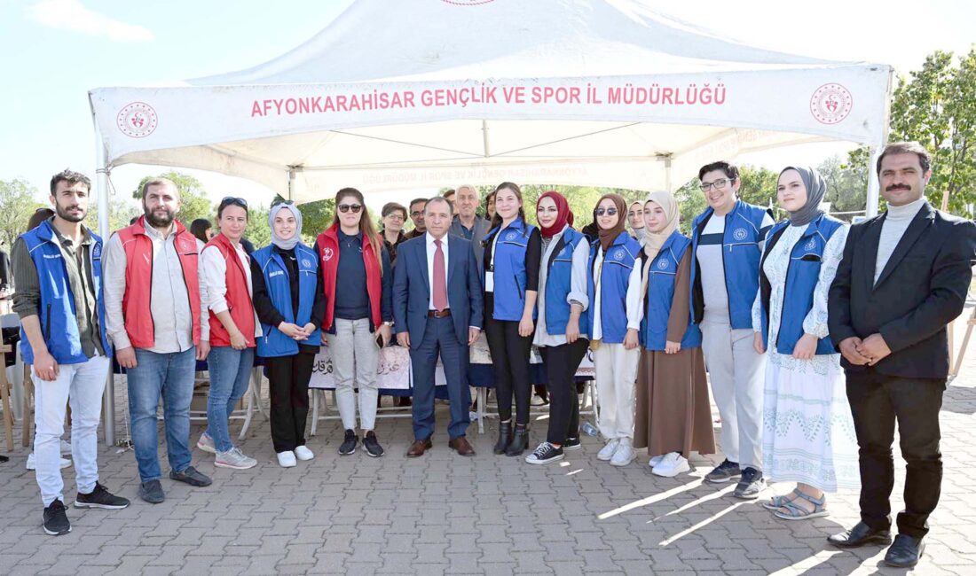 AKÜ tarafından düzenlenen Kulüp ve Topluluklarımız Öğrencilerimizle Buluşuyor etkinliğinde konuşan