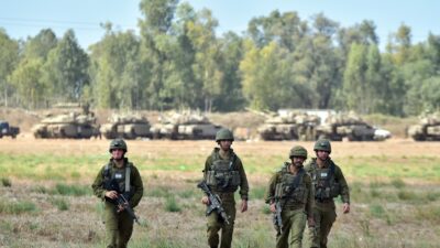 İsrail tankları, kara harekatı için Gazze sınırında bekliyor. İsrail, kara