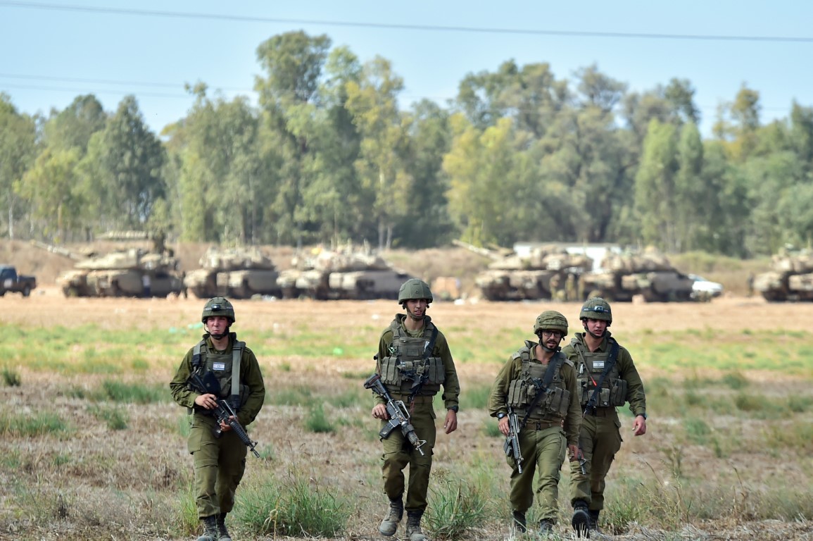 İsrail tankları, kara harekatı için Gazze sınırında bekliyor. İsrail, kara