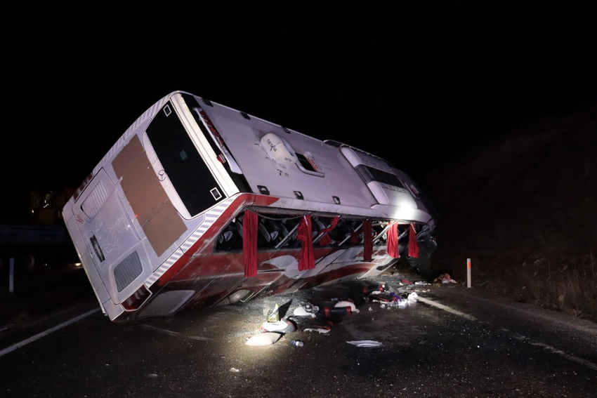 Kayseri’nin Pınarbaşı ilçesinde yolcu otobüsünün devrilmesi sonucu 8’i ağır, 38
