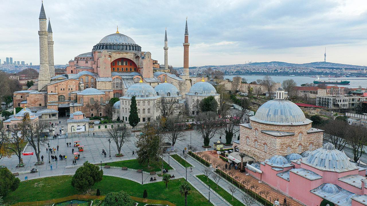 Kültür ve Turizm Bakanı Mehmet Nuri Ersoy, “Ayasofya Camii’ni ziyaret
