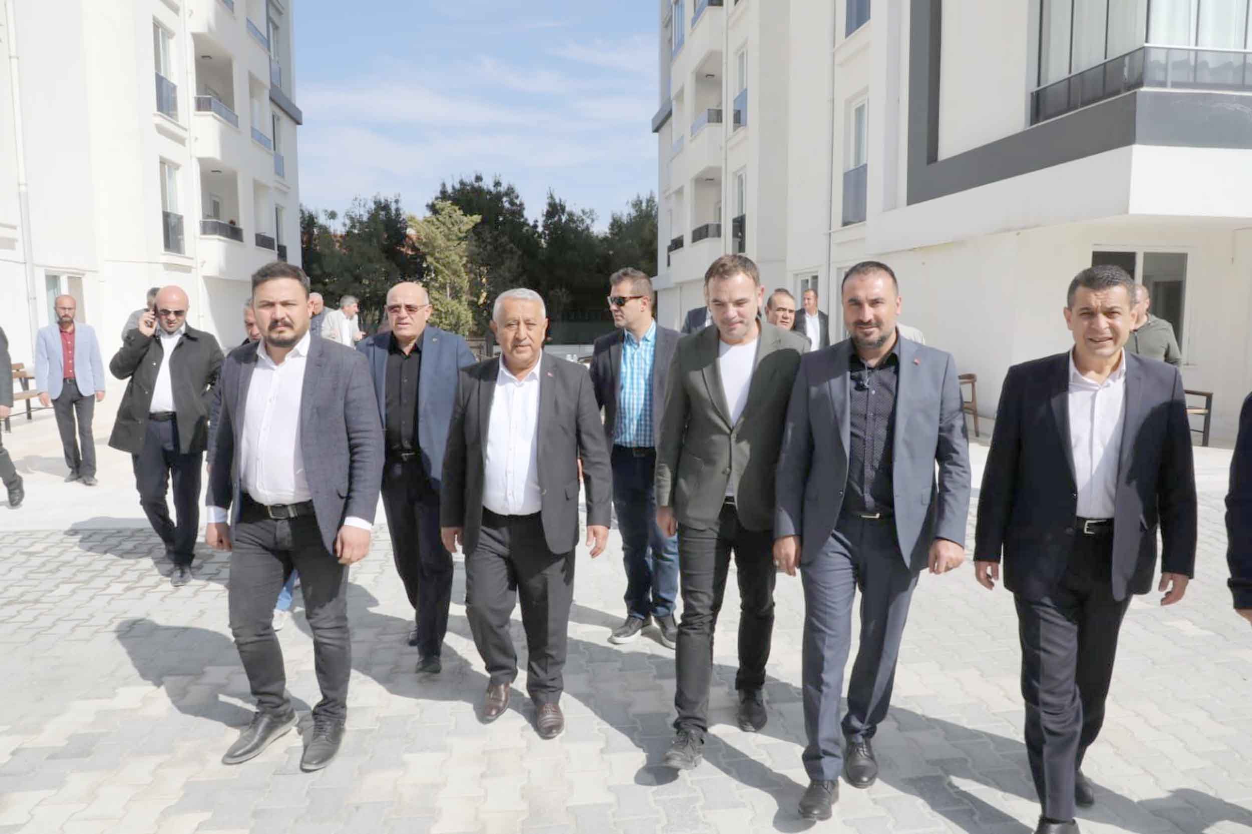 Ali Çetinkaya Mahallesi’nde vatandaşlarla buluşan Belediye Başkanı Mehmet Zeybek yaptığı