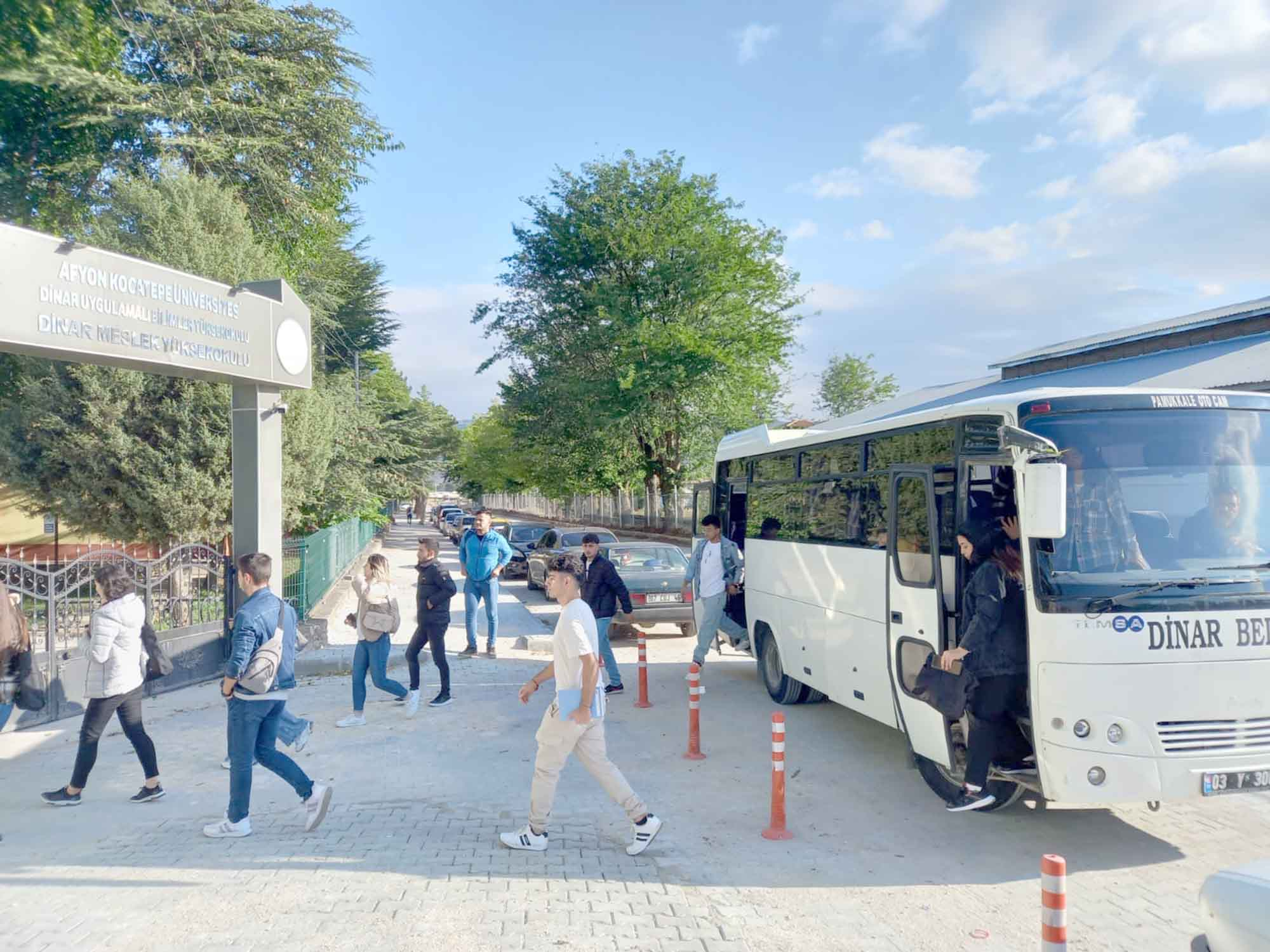 Dinar Belediyesi’nin eğitime destek hizmetleri kapsamında ilçedeki üniversitemizde eğitimin başlaması