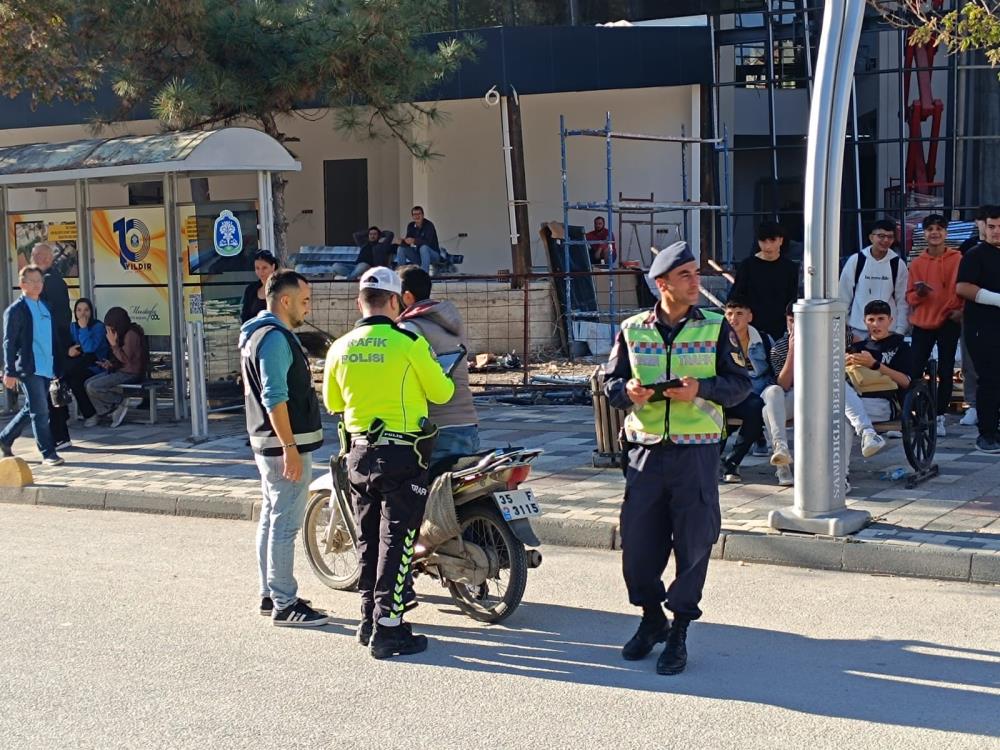 Sandıklı ilçesinde emniyet ve Jandarma ekipleri tarafından drone destekli trafik