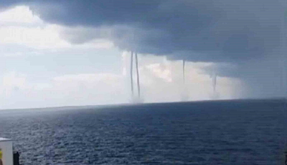 Hatay’ın İskenderun ilçesi açıklarında Akdeniz’de oluşan çok sayıda hortum, cep