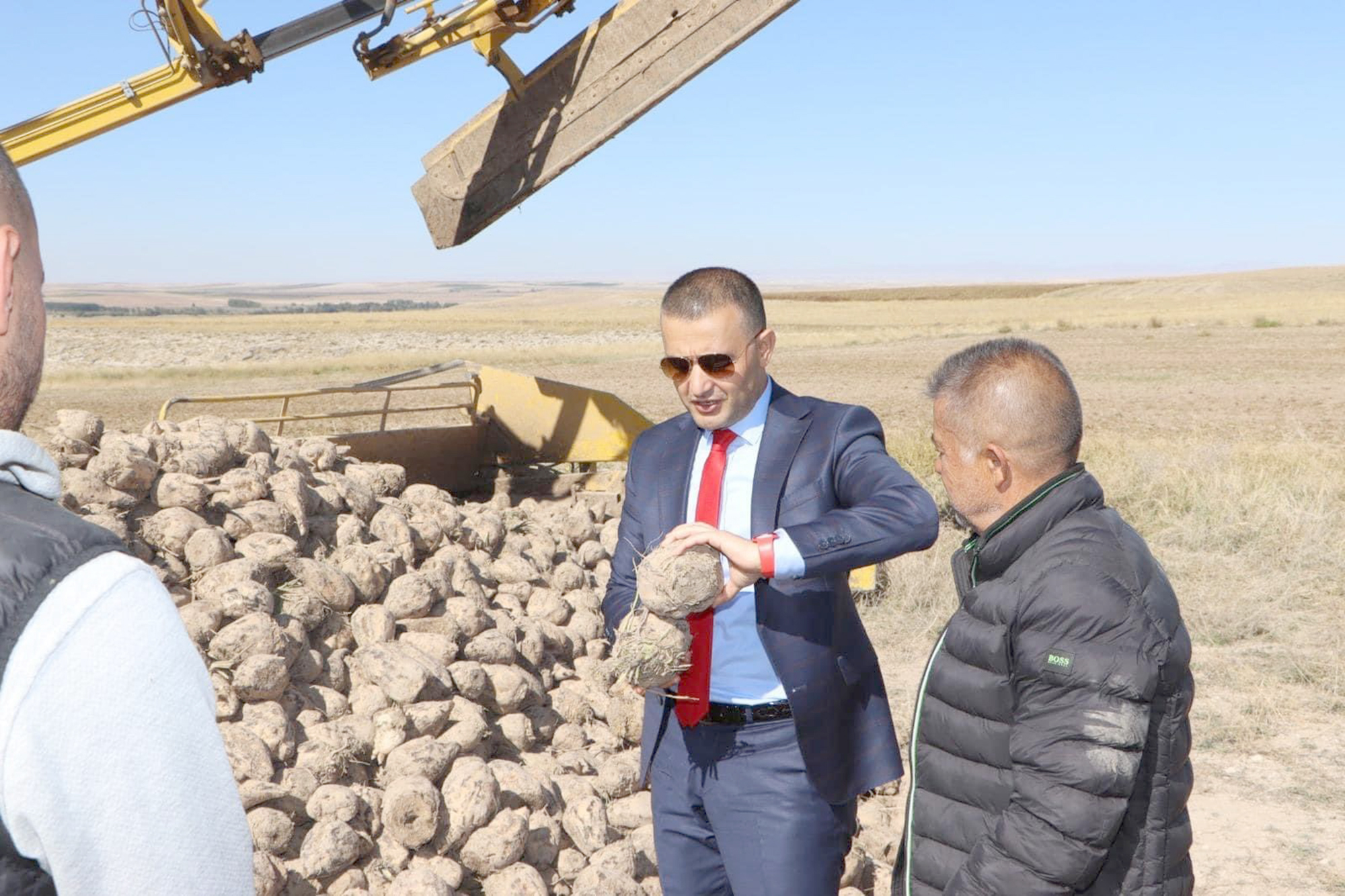 Afyonkarahisar’ın Emirdağ ilçesinde şeker pancarı hasadı devam ediyor. Emirdağ Kaymakamı