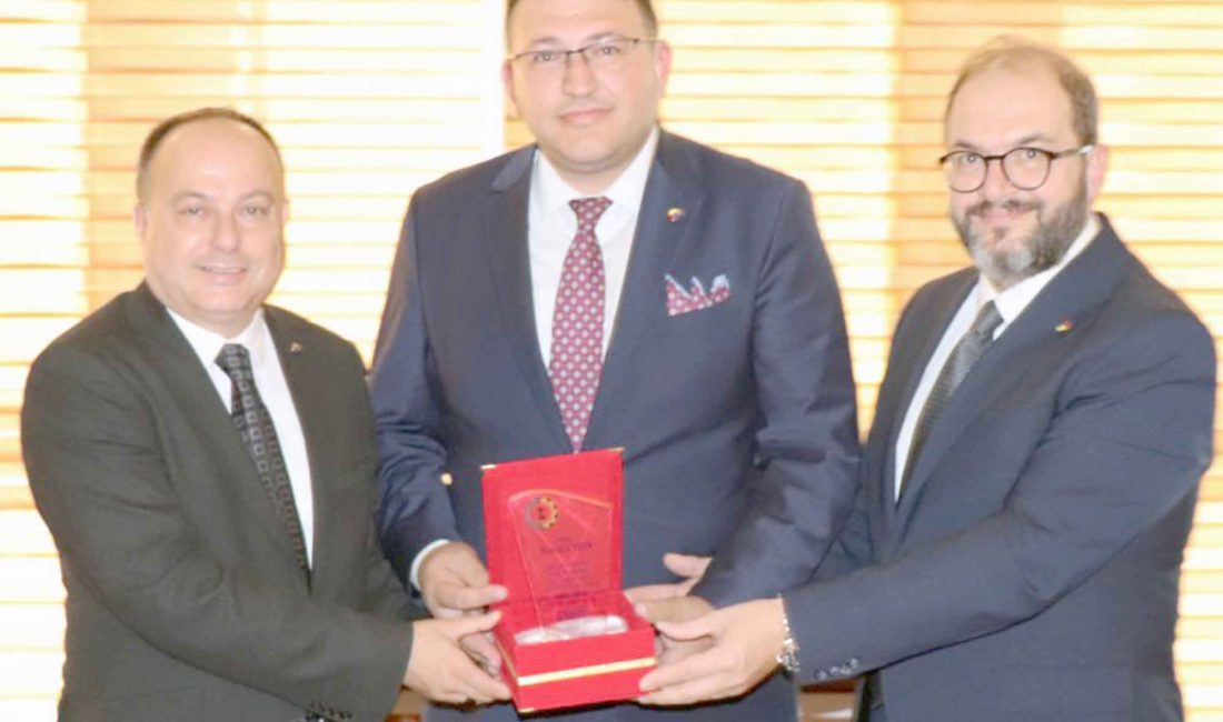 Genç girişimcilere plaket takdim edildi Afyonkarahisar Ticaret ve Sanayi Odası Yönetim Kurulu Başkanı Hüsnü Serteser,