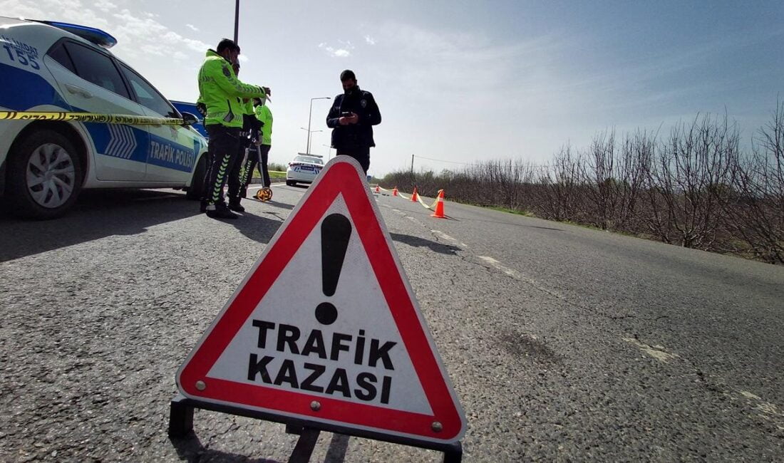 Afyonkarahisar’da kontrolden çıkarak refüje çarpan otomobilde 2 kişi yaralandı. Kaza,