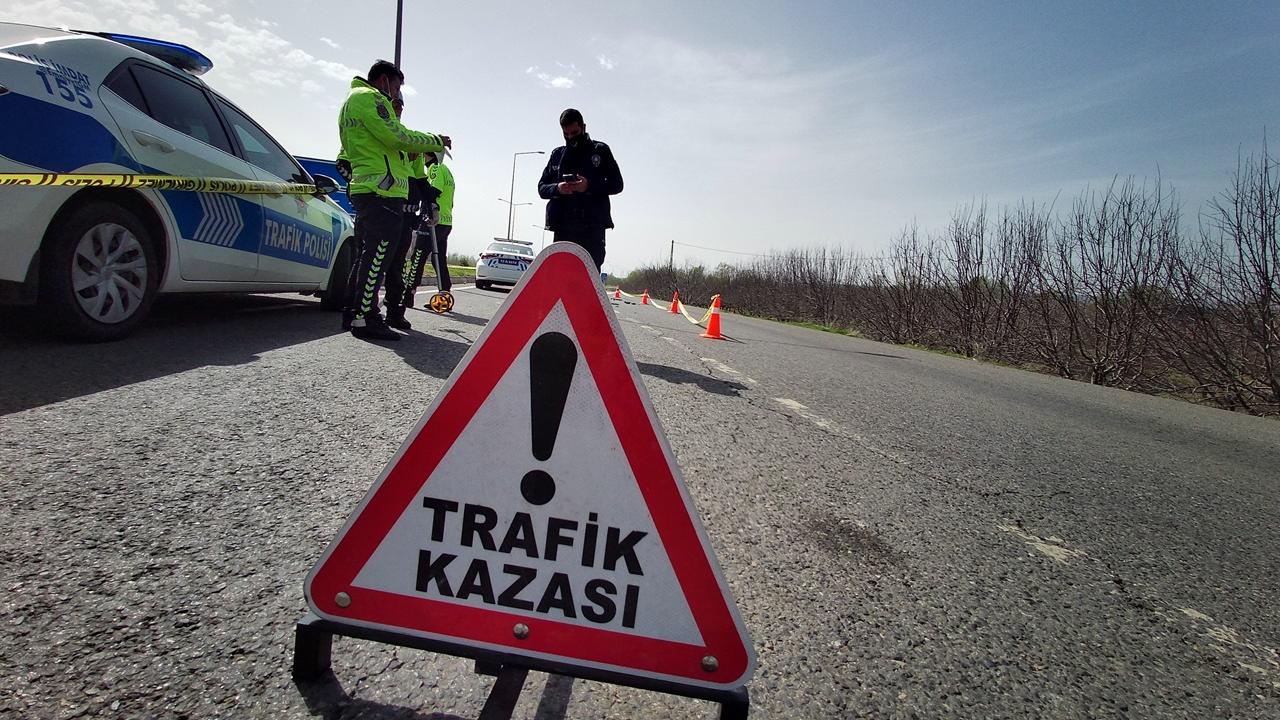 Afyonkarahisar’da kontrolden çıkarak refüje çarpan otomobilde 2 kişi yaralandı. Kaza,