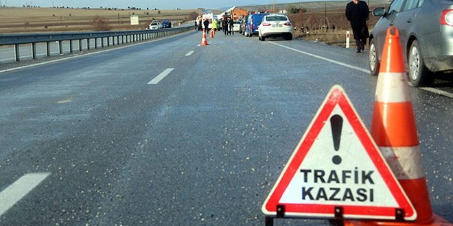 Afyonkarahisar’ın Bayat ilçesinde minibüsün kamyonete çarptığı kazada 3 kişi yaralandı.