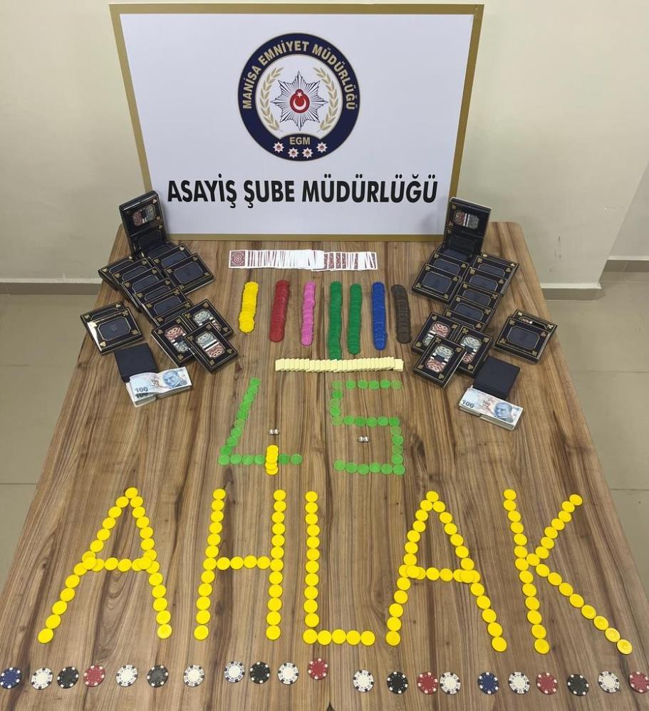Manisa’nın Şehzadeler ilçesinde kumar oynatıldığı tespit edilen bir evde yapılan