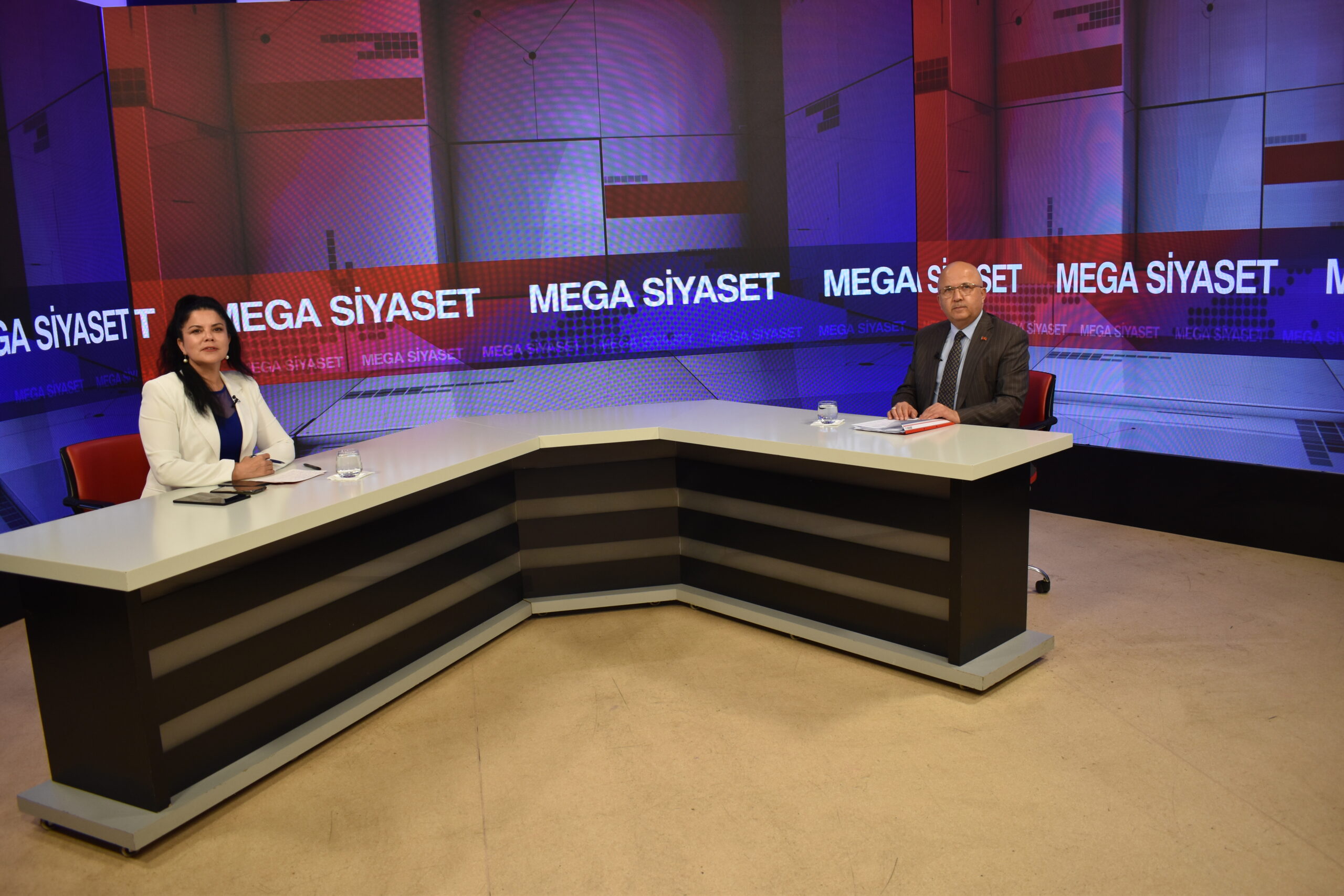 Kanal 3 ekranlarında Megabirlik Genel Müdürü Selcen Dilek Çöygün’ün sunduğu