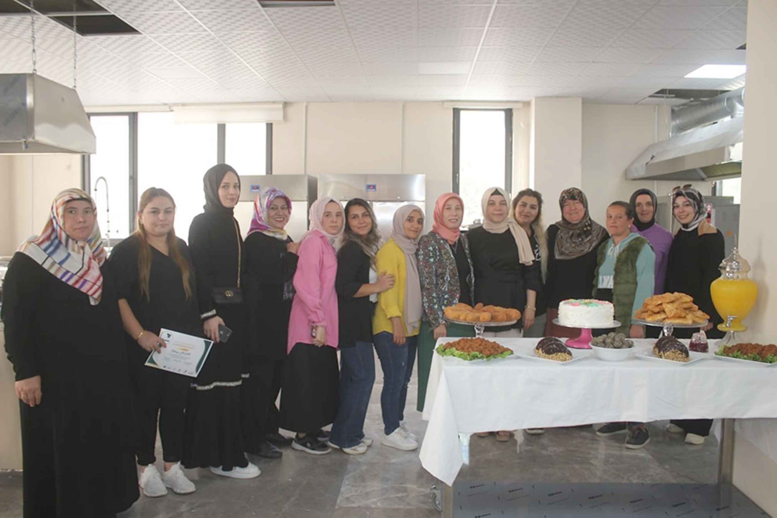 Emirdağ Belediyesi Mutfak Atölyesinde eğitimlerini tamamlayan dördüncü dönem Kursiyerlerine sertifikaları