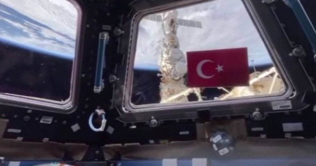 Rus kozmonot Oleg Artemyev, Uluslararası Uzay İstasyonu’nda Türk bayrağı açarak