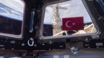 Rus kozmonot Oleg Artemyev, Uluslararası Uzay İstasyonu’nda Türk bayrağı açarak