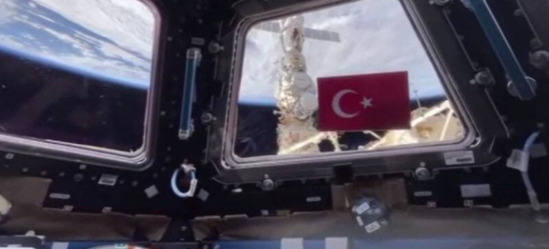 Rus kozmonot Oleg Artemyev, Uluslararası Uzay İstasyonu’nda Türk bayrağı açarak