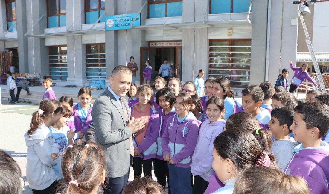 Afyonkarahisar’ın Emirdağ ilçesindeki Mustafa Çekiç Ortaokulu’nda tadilat çalışmaları devam ediyor.