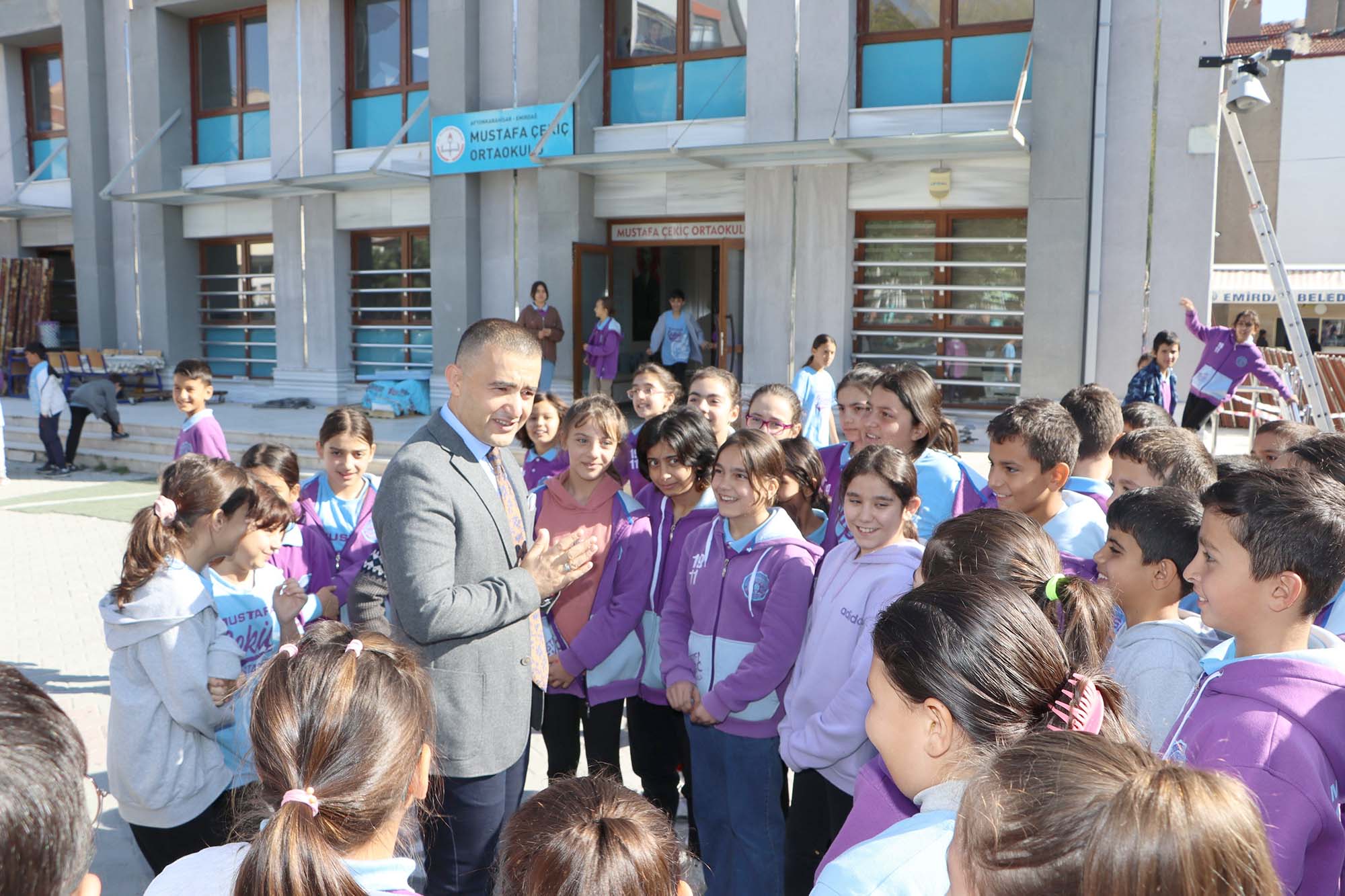 Afyonkarahisar’ın Emirdağ ilçesindeki Mustafa Çekiç Ortaokulu’nda tadilat çalışmaları devam ediyor.