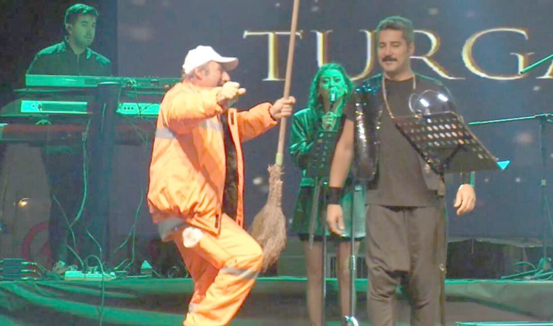 Afyonkarahisar’da sanatçı Turgay Başyayla konserinde sahneye elinde süpürgesiyle çıkan belediye