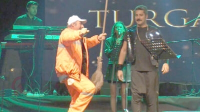 Afyonkarahisar’da sanatçı Turgay Başyayla konserinde sahneye elinde süpürgesiyle çıkan belediye