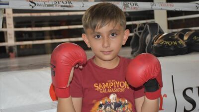 Afyonkarahisar’da yaşayan serebral palsili 7 yaşındaki Anıl Sağlam, tedavisinin yanı