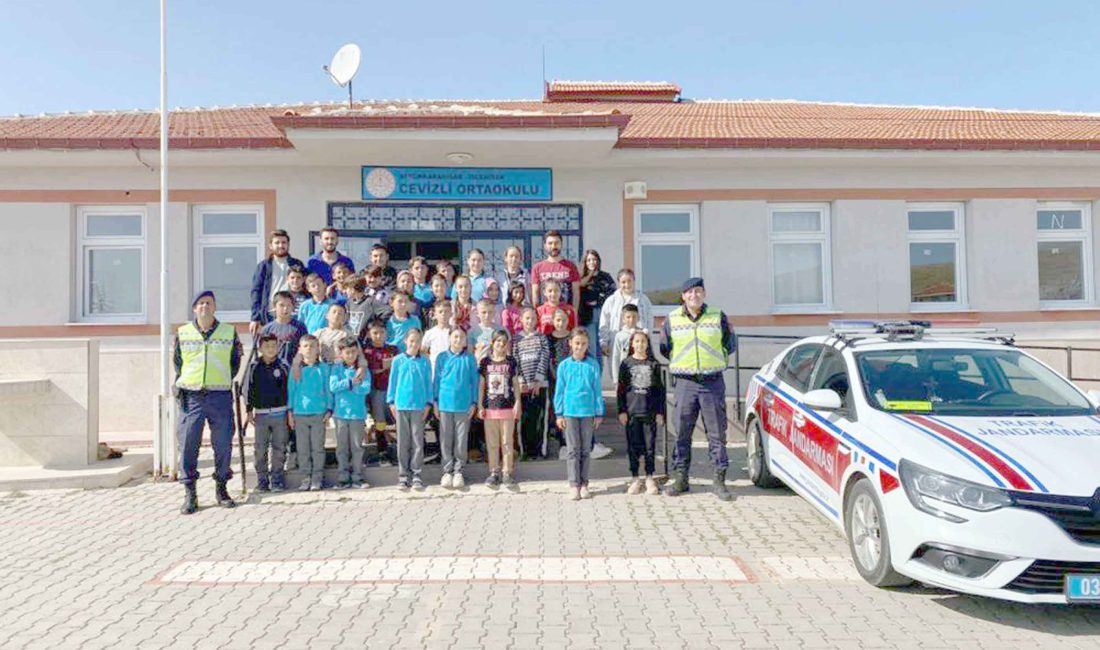 İscehisar ilçesinde jandarma ekipleri tarafından ortaokul öğrencilerine trafik eğitimi verildi.
