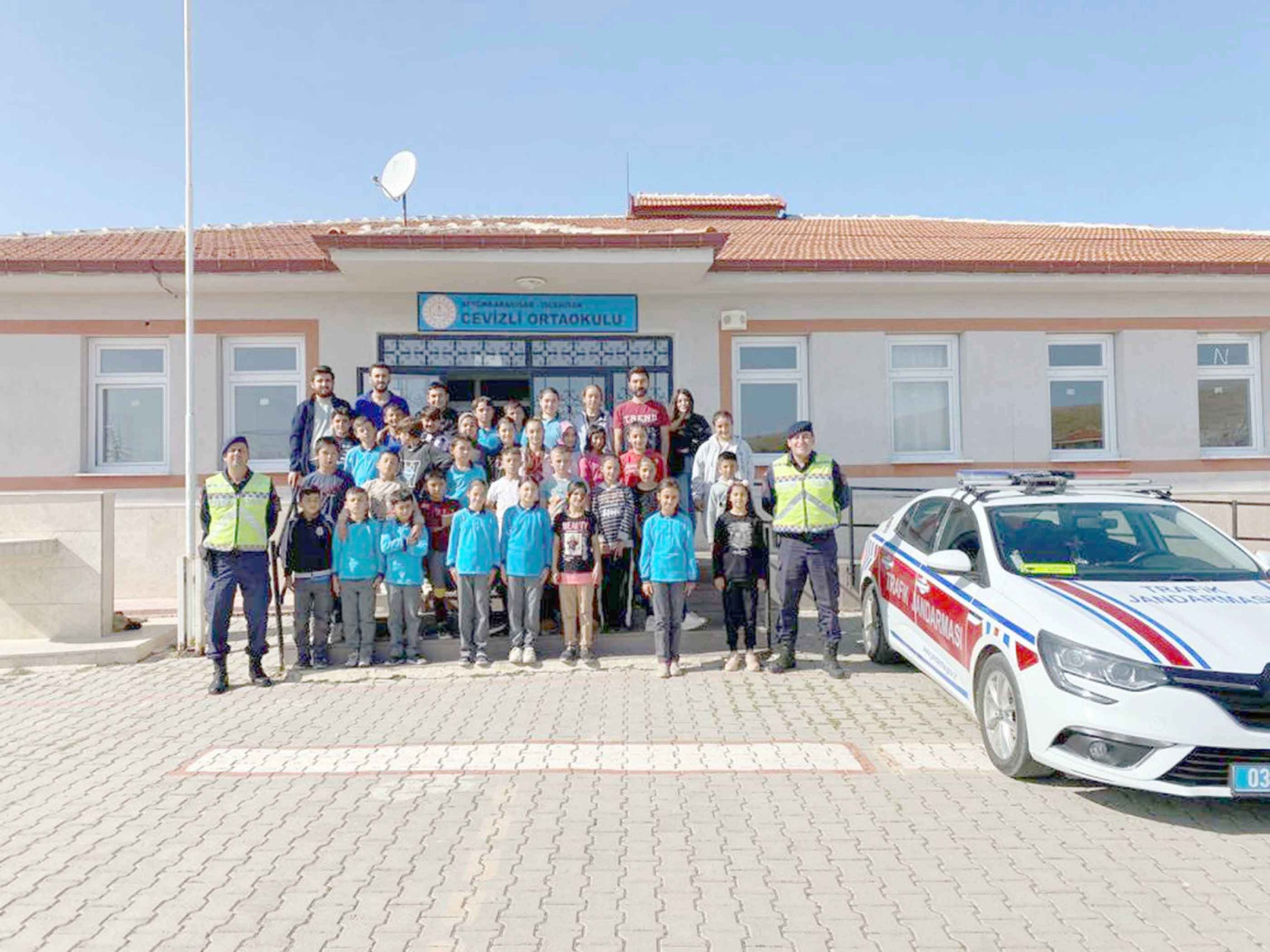 İscehisar ilçesinde jandarma ekipleri tarafından ortaokul öğrencilerine trafik eğitimi verildi.