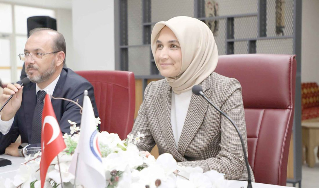 AFSÜ öğrencileriyle bir araya gelen Vali Doç. Dr. Kübra Güran