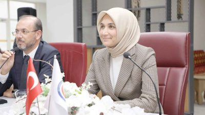 AFSÜ öğrencileriyle bir araya gelen Vali Doç. Dr. Kübra Güran